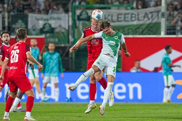 26 05 2026, xydrx, Herren, Fußball, Relegation second leg, 2 Bundesliga, SpVgg Greuther Fürth Rot Weiss Essen, Saison 2025 2026, Sportpark Ronhof Ben Huening Rot Weiss Essen, 15 im Zweikampf gegen Kelsey Aninkorah Meisel Rot Weiss Essen, 30 DFB regulations prohibit any use of photographs as image sequences and or quasi video Copyright: HMBxMedia YannisxDreimann