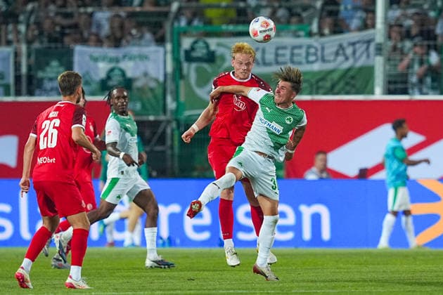 26 05 2026, xydrx, Herren, Fußball, Relegation second leg, 2 Bundesliga, SpVgg Greuther Fürth Rot Weiss Essen, Saison 2025 2026, Sportpark Ronhof Ben Huening Rot Weiss Essen, 15 im Zweikampf gegen Kelsey Aninkorah Meisel Rot Weiss Essen, 30 DFB regulations prohibit any use of photographs as image sequences and or quasi video Copyright: HMBxMedia YannisxDreimann