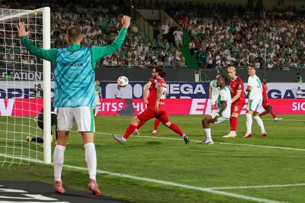 The shot by Branimir Hrgota 10 Spvgg Greuther Fuerth , covered, goes into the goal for 2 0, substitute Dennis Srbeny 7 Spvgg Greuther Fuerth cheers early, SpVgg Greuther Fuerth vs Rot Weiss Essen, football, men, relegation, 2 Bundesliga, DFL, season 2025 2026, return match, 26 05 2026 DFB regulations prohibit any use of photographs as image sequences and or quasi video Fuerth Bayern Germany Copyright: xkolbert-press MartinxAgüerax