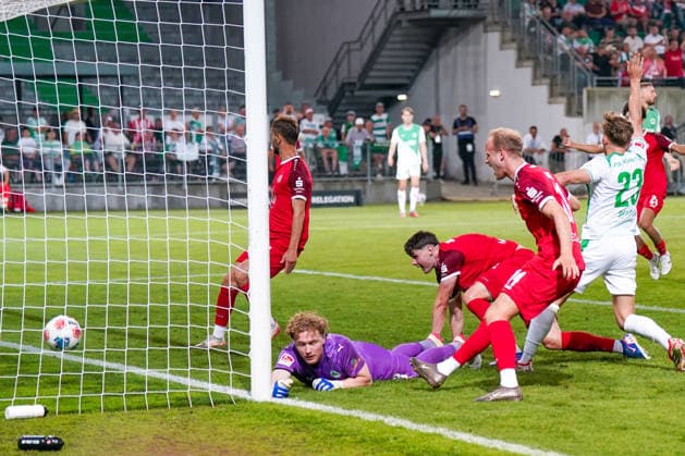 Germany Football 2 Bundesliga Relegation 2025 2026 SpVgg Greuther Fürth vs Rot Weiss Essen Sportpark Ronhof I Thomas Sommer Fürth RWE shorten out of nowhere Hofmann crosses fantastically from half field in front of goal Cuber Potocnik only has to keep his foot out Jaka Potocnik Rot Weiss Essen, 9 Joy, emotions, jubilation Referee Robert Schröder Hannover annuls the goal but Copyright: xJOERANxSTEINSIEKx