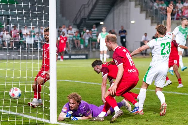 Germany Football 2 Bundesliga Relegation 2025 2026 SpVgg Greuther Fürth vs Rot Weiss Essen Sportpark Ronhof I Thomas Sommer Fürth RWE shorten out of nowhere Hofmann crosses fantastically from half field in front of goal Cuber Potocnik only has to keep his foot out Jaka Potocnik Rot Weiss Essen, 9 Joy, emotions, jubilation Referee Robert Schröder Hannover annuls the goal but Copyright: xJOERANxSTEINSIEKx