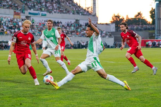 Germany Soccer 2 Bundesliga Relegation 2025 2026 SpVgg Greuther Fürth vs Rot Weiss Essen Sportpark Ronhof I Thomas Sommer Fürth Sayf Ltaief SpVgg Greuther Fürth, 47 Ben Huening Ben Huening Rot Weiss Essen, 15 Copyright: xJOERANxSTEINSIEKx