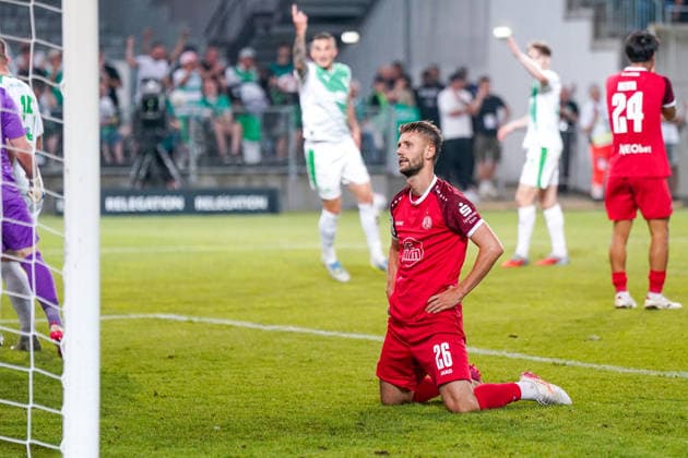 Deutschland: Fussball 2. Bundesliga Relegation 2025 - 2026 - SpVgg Greuther-Fürth vs Rot-Weiss Essen - Sportpark Ronhof I Thomas Sommer (Fürth): Abiama verlängert eine Flanke von Hofmann per Kopf an den Pfosten. Torben Müsel Torben Muesel (Rot-Weiss Essen, 26) köpft den Ball auf das leere Tor, wo Silas Prüfrock Silas Pruefrock Silas Prufrock (SpVgg Greuther Fürth, 43) wieder angerutscht kommt und pariert. *** Germany Football 2 Bundesliga Relegation 2025 2026 SpVgg Greuther Fürth vs Rot Weiss Essen Sportpark Ronhof I Thomas Sommer Fürth Abiama extends a cross from Hofmann to the post with his head Torben Müsel Torben Muesel Rot Weiss Essen, 26 heads the ball towards the empty goal, where Silas Prüfrock Silas Pruefrock Silas Prufrock SpVgg Greuther Fürth, 43 comes sliding back in and makes the save Copyright: xJOERANxSTEINSIEKx
