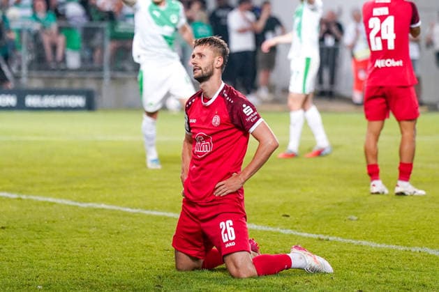 Germany Football 2 Bundesliga Relegation 2025 2026 SpVgg Greuther Fürth vs Rot Weiss Essen Sportpark Ronhof I Thomas Sommer Fürth Abiama extends a cross from Hofmann to the post with his head Torben Müsel Torben Muesel Rot Weiss Essen, 26 heads the ball towards the empty goal, where Silas Prüfrock Silas Pruefrock Silas Prufrock SpVgg Greuther Fürth, 43 comes sliding back in and makes the save Copyright: xJOERANxSTEINSIEKx