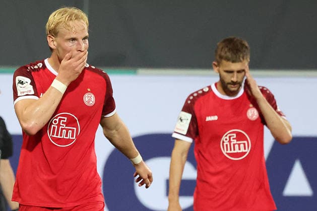 26 05 2026, xrekx, Fußball 2 Bundesliga Relegation, SpVgg Greuther Fuerth Rot Weiss Essen v l Ben Hüning Huening Rot Weiss Essen Torben Müsel Muesel Rot Weiss Essen enttaeuscht, enttäuscht, schaut enttaeuscht, niedergeschlagen, disappointed DFL DFB REGULATIONS PROHIBIT ANY USE OF PHOTOGRAPHS as IMAGE SEQUENCES and or QUASI VIDEO Fuerth