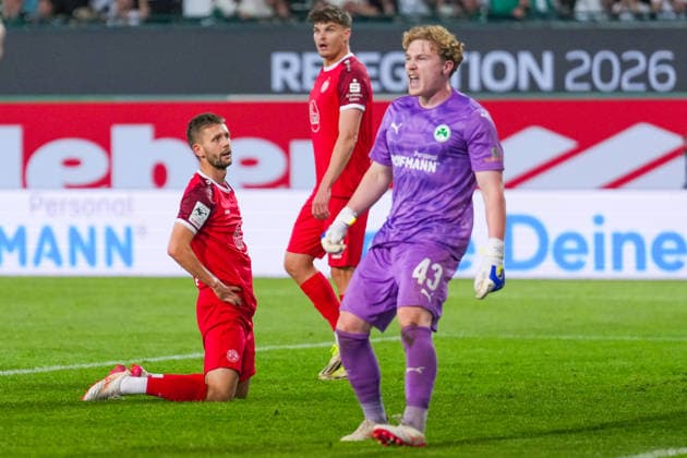 26 05 2026, xydrx, Herren, Fußball, Relegation second leg, 2 Bundesliga, SpVgg Greuther Fürth Rot Weiss Essen, Saison 2025 2026, Sportpark Ronhof Torben Muesel Rot Weiss Essen, 26 kneels on the ground after his missed chance DFB regulations prohibit any use of photographs as image sequences and or quasi video Copyright: HMBxMedia YannisxDreimann