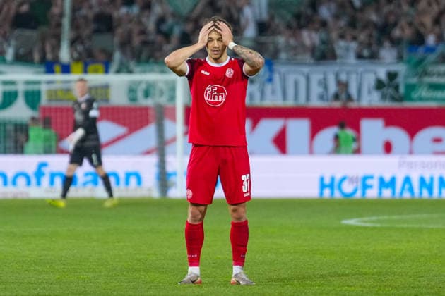 26.05.2026, xydrx, Herren, Fußball, Relegation Rückspiel, 2.Bundesliga, SpVgg Greuther Fürth - Rot-Weiss Essen, Saison 2025 2026, Sportpark Ronhof: Jannik Hofmann (Rot-Weiss Essen, 37) schlägt die Hände über dem Kopf zusammen DFB regulations prohibit any use of photographs as image sequences and or quasi-video. *** 26 05 2026, xydrx, Herren, Fußball, Relegation second leg, 2 Bundesliga, SpVgg Greuther Fürth Rot Weiss Essen, Saison 2025 2026, Sportpark Ronhof Jannik Hofmann Rot Weiss Essen, 37 beats his hands over his head DFB regulations prohibit any use of photographs as image sequences and or quasi video Copyright: HMBxMedia YannisxDreimann