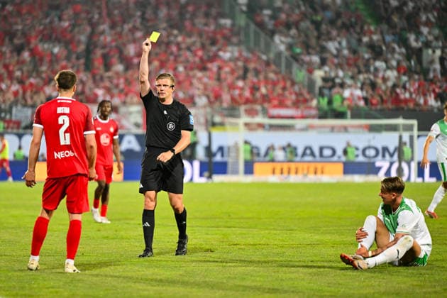 Relagation 2 Bundesliga SpVgg Greuther Fürth Rot Weiss Essen 26 05 2026 FÜRTH, GERMANY 26 MAY in picture Referee Robert SCHRÖDER shows Michael KOSTKA Rot Weiss Essen 2 the yellow card during the match between SpVgg Greuther Fürth and Rot Weiss Essen in the second leg of the relegation to Bundesliga 2 at Sportpark Ronhof DFL REGULATIONS PROHIBIT ANY USE OF PHOTOGRAPHS AS IMAGE SEQUENCES AND OR QUASI VIDEO Copyright: xBEAUTIFULxSPORTS Goldbergx