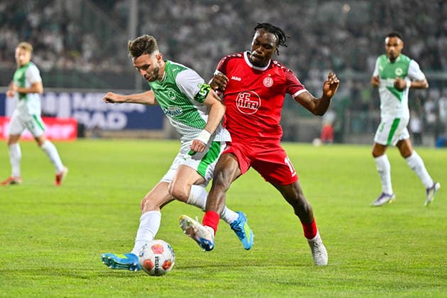 Relagation 2 Bundesliga SpVgg Greuther Fürth Rot Weiss Essen 26 05 2026 FÜRTH, GERMANY 26 MAY in the duel Branimir HRGOTA SpVgg Greuther Fuerth 10 and Dickson ABIAMA Rot Weiss Essen 11 during the match between SpVgg Greuther Fürth and Rot Weiss Essen in the second leg of the relegation to the 2 Bundesliga at Sportpark Ronhof DFL REGULATIONS PROHIBIT ANY USE OF PHOTOGRAPHS AS IMAGE SEQUENCES AND OR QUASI VIDEO Copyright: xBEAUTIFULxSPORTS Goldbergx