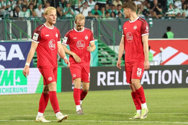 26 05 2026, xrekx, Fußball 2 Bundesliga Relegation, SpVgg Greuther Fuerth Rot Weiss Essen v l Ben Hüning Huening Rot Weiss Essen Lucas Brumme Rot Weiss Essen Marek Janssen Rot Weiss Essen enttaeuscht, enttäuscht, schaut enttaeuscht, niedergeschlagen, disappointed DFL DFB REGULATIONS PROHIBIT ANY USE OF PHOTOGRAPHS AS IMAGE SEQUENCES AND OR QUASI VIDEO Fuerth