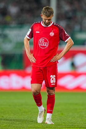 26 05 2026, xydrx, Herren, Fußball, Relegation second leg, 2 Bundesliga, SpVgg Greuther Fürth Rot Weiss Essen, Saison 2025 2026, Sportpark Ronhof Torben Muesel Rot Weiss Essen, 26 lässt enttäuscht den Kopf hängen DFB regulations prohibit any use of photographs as image sequences and or quasi video Copyright: HMBxMedia YannisxDreimann
