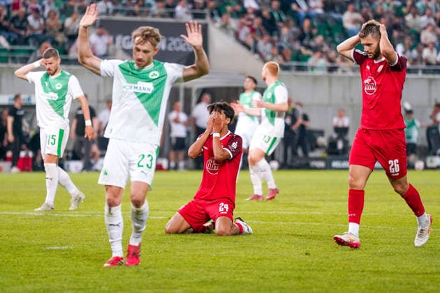 Deutschland: Fussball 2. Bundesliga Relegation 2025 - 2026 - SpVgg Greuther-Fürth vs Rot-Weiss Essen - Sportpark Ronhof I Thomas Sommer (Fürth): Kaito Mizuta (Rot-Weiss Essen, 24)vergibt Torchance - Enttäuschung *** Germany Soccer 2 Bundesliga Relegation 2025 2026 SpVgg Greuther Fürth vs Rot Weiss Essen Sportpark Ronhof I Thomas Sommer Fürth Kaito Mizuta Rot Weiss Essen, 24 misses scoring chance Disappointment Copyright: xJOERANxSTEINSIEKx