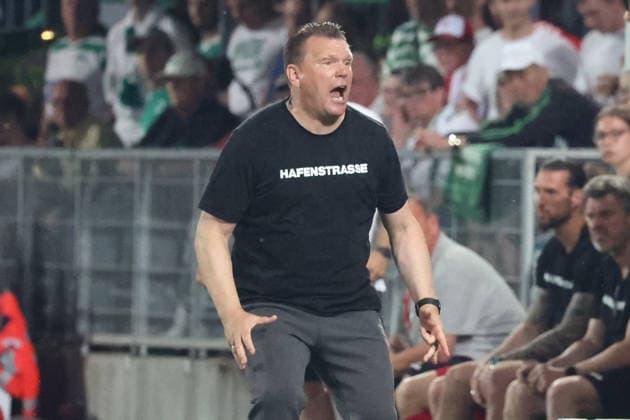 26 05 2026, xrekx, Fußball 2 Bundesliga Relegation, SpVgg Greuther Fuerth Rot Weiss Essen v l Uwe Koschinat Trainer Rot Weiss Essen enttaeuscht, enttäuscht, schaut enttaeuscht, niedergeschlagen, disappointed DFL DFB REGULATIONS PROHIBIT ANY USE OF PHOTOGRAPHS as IMAGE SEQUENCES and or QUASI VIDEO Fuerth