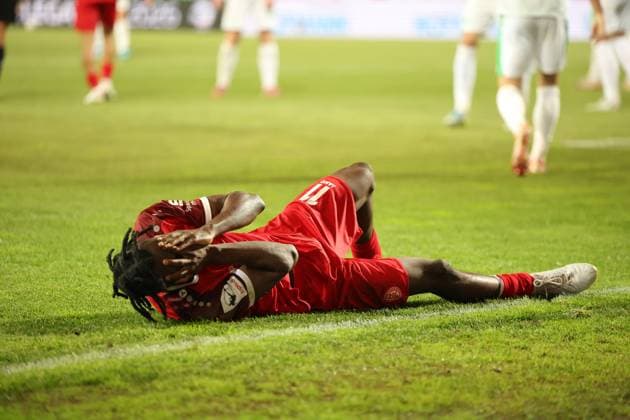 Dickson Abiama 11 Rot Weiss Essen is lying on the grass and holding his face with both hands In the background you can see players of SpVgg Greuther Fürth Dickson Abiama 11 Rot Weiss Essen is injured on the ground Copyright: xspeedshotx xTimoxBluhmki-Schmidtx