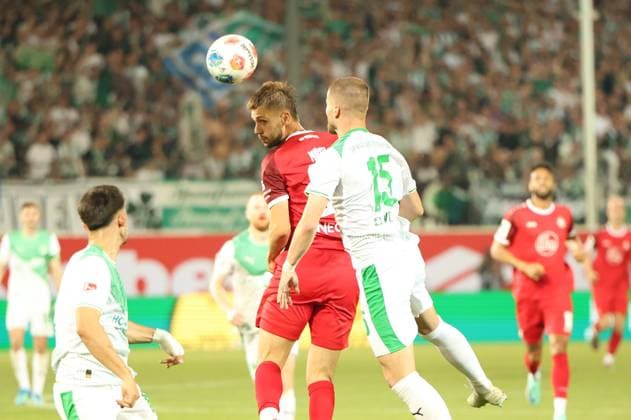 A Rot Weiss Essen player wins a header duel against Jan Elvedi 15 SpVgg Greuther Fürth in a packed stadium The ball is clearly visible, both players jump high Header duel between Rot Weiss Essen and Jan Elvedi 15 SpVgg Greuther Fürth Copyright: xspeedshotx xTimoxBluhmki-Schmidtx