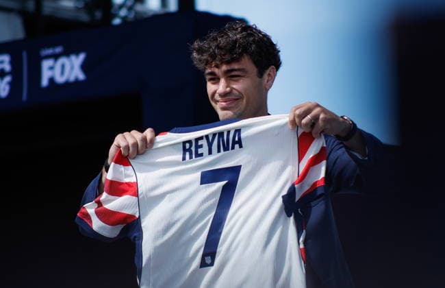 US Mens Team reveals their 2026 FIFA World Cup, WM, Weltmeisterschaft, Fussball roster Giovanni Reyna, player of United States, holds his jersey during the United States World Cup roster reveal in New York, New York USA, 26 May 2026. NEW YORK NEW YORK UNITED STATES  Copyright: xKENAxBETANCURx