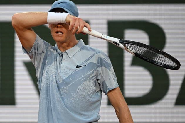 ???? 2026 French Open - Day 3 PARIS, FRANCE - MAY 26: Jannik Sinner of Italy in action against Clement Tabur (not seen) of France during the Men s Singles first round match on Day Three of the 2026 French Open at Roland Garros on May 26, 2026 in Paris, France. Burak Akbulut Anadolu Paris France. Editorial use only. Please get in touch for any other usage.  Copyright: x2026xAnadoluxBurakxAkbulutx