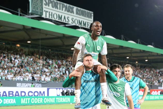 26 05 2026, xrekx, Fußball 2 Bundesliga Relegation, SpVgg Greuther Fuerth Rot Weiss Essen v l Noel Futkeu SpVgg Greuther Fuerth Felix Higl SpVgg Greuther Fuerth Aaron Keller SpVgg Greuther Fuerth Mannschaft, Spieler, jubeln nach Spielende, Team, Player, celebrate at the end of the match DFL DFB REGULATIONS PROHIBIT ANY USE OF PHOTOGRAPHS as IMAGE SEQUENCES and or QUASI VIDEO Fuerth
