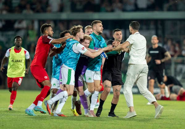 Scuffle after the match SpVgg Greuther Fürth Rot Weiss Essen, Football, Relegation to Bundesliga 2 second leg, Sportpark Ronhof, Fürth DFL regulations prohibit any use of photographs as image sequences and or quasi video Copyright: HMBxMedia xMarcoxBader