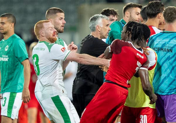 Dickson Abiama (Rot-Weiss Essen, 11) re. greift Paul Will (SpVgg Greuther Fuerth, 13) an den Hals, dieser fällt danach hin. SpVgg Greuther Fürth - Rot Weiss Essen, Fussball, Relegation zur 2. Bundesliga Rückspiel, Sportpark Ronhof, Fürth DFL regulations prohibit any use of photographs as image sequences and or quasi-video. *** Dickson Abiama Rot Weiss Essen, 11 re grabs Paul Will SpVgg Greuther Fuerth, 13 by the neck, he falls down afterwards SpVgg Greuther Fürth Rot Weiss Essen, Football, Relegation to Bundesliga 2 second leg, Sportpark Ronhof, Fürth DFL regulations prohibit any use of photographs as image sequences and or quasi video Copyright: HMBxMedia xMarcoxBader