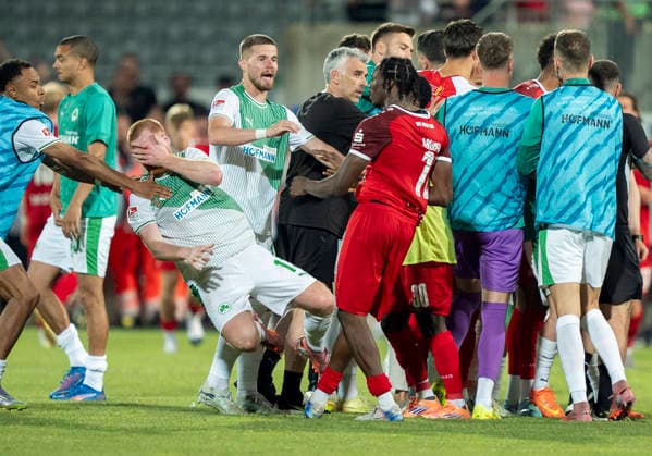Dickson Abiama Rot Weiss Essen, 11 re grabs Paul Will SpVgg Greuther Fuerth, 13 by the neck, he falls down afterwards SpVgg Greuther Fürth Rot Weiss Essen, Football, Relegation to Bundesliga 2 second leg, Sportpark Ronhof, Fürth DFL regulations prohibit any use of photographs as image sequences and or quasi video Copyright: HMBxMedia xMarcoxBader