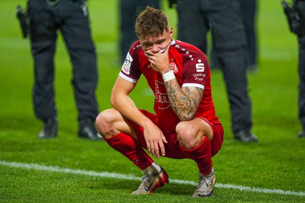26.05.2026, xydrx, Herren, Fußball, Relegation Rückspiel, 2.Bundesliga, SpVgg Greuther Fürth - Rot-Weiss Essen, Saison 2025 2026, Sportpark Ronhof: Jannik Hofmann (Rot-Weiss Essen, 37) traurig enttäuscht über den verpassten Aufstieg DFB regulations prohibit any use of photographs as image sequences and or quasi-video. *** 26 05 2026, xydrx, Herren, Fußball, Relegation second leg, 2 Bundesliga, SpVgg Greuther Fürth Rot Weiss Essen, Saison 2025 2026, Sportpark Ronhof Jannik Hofmann Rot Weiss Essen, 37 sadly disappointed about the missed promotion DFB regulations prohibit any use of photographs as image sequences and or quasi video Copyright: HMBxMedia YannisxDreimann