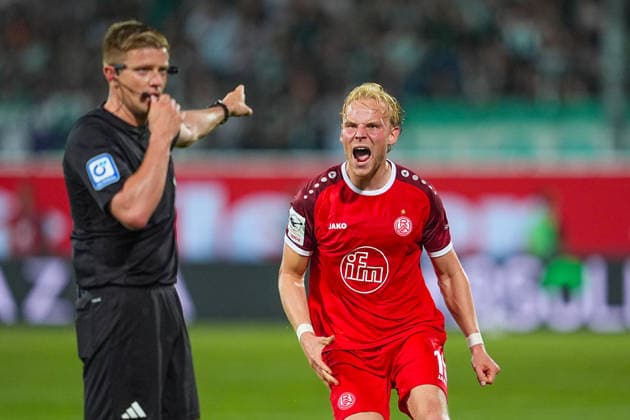 26 05 2026, xydrx, Herren, Fußball, Relegation second leg, 2 Bundesliga, SpVgg Greuther Fürth Rot Weiss Essen, Saison 2025 2026, Sportpark Ronhof Ben Huening Rot Weiss Essen, 15 beschert sich bei Robert Schroeder Schiedsrichter DFB regulations prohibit any use of photographs as image sequences and or quasi video Copyright: HMBxMedia YannisxDreimann