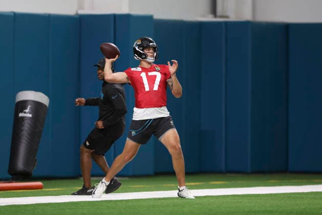 JACKSONVILLE, FL - MAY 26: Jacksonville Jaguars quarterback Joey Aguilar (17) throws a pass during Jacksonville Jaguars OTA on May 26, 2026 at Miller Electric Center in Jacksonville, Fl. (Photo by David Rosenblum Icon Sportswire) NFL, American Football Herren, USA MAY 26 Jacksonville Jaguars OTA EDITORIAL USE ONLY Icon260526127060
