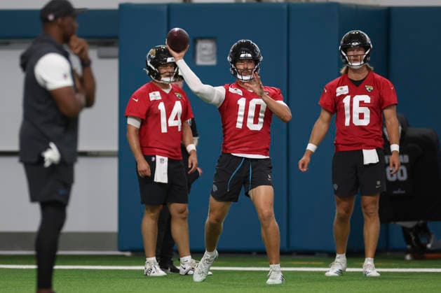 JACKSONVILLE, FL - MAY 26: Jacksonville Jaguars quarterback Carter Bradley (10) throws a pass during Jacksonville Jaguars OTA on May 26, 2026 at Miller Electric Center in Jacksonville, Fl. (Photo by David Rosenblum Icon Sportswire) NFL, American Football Herren, USA MAY 26 Jacksonville Jaguars OTA EDITORIAL USE ONLY Icon260526127313