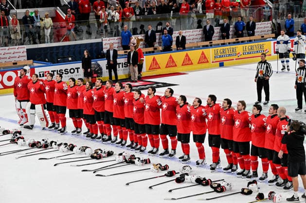 ZURICH, SWITZERLAND MAY 26 Swiss players listen to the national anthem during the 2026 IIHF Ice Hockey World Championship Switzerland game between Switzerland and Finland at Swiss Life Arena on May 26, 2026 in Zurich, Zurich Zurich Swiss Life Arena Zurich Switzerland Copyright: xJustPictures.ch AndreaxBrancax jp-en-EuSpIm-JP7_ANB_SuiFin_26052026_9145