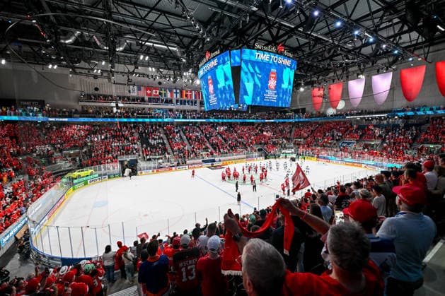 ZURICH, SWITZERLAND - MAY 26: Switzerland celebrate the victory with the fans during the 2026 IIHF Ice hockey, Eishockey World Championship, WM, Weltmeisterschaft Switzerland game between Switzerland and Finland at Swiss Life Arena on May 26, 2026 in Zurich, Zurich. Zurich Swiss Life Arena Zurich Switzerland *** ZURICH, SWITZERLAND MAY 26 Switzerland celebrate the victory with the fans during the 2026 IIHF Ice Hockey World Championship Switzerland game between Switzerland and Finland at Swiss Life Arena on May 26, 2026 in Zurich, Zurich Zurich Swiss Life Arena Zurich Switzerland Copyright: xJustPictures.ch AndreaxBrancax jp-en-EuSpIm-JP7_ANB_SuiFin_26052026_3942
