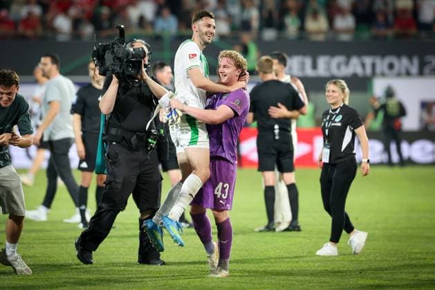Silas Joel Pruefrock 43 Spvgg Greuther Fuerth carries Branimir Hrgota 10 Spvgg Greuther Fuerth after the end of the match, joy, emotion, SpVgg Greuther Fuerth vs Rot Weiss Essen, football, men, relegation, 2 Bundesliga, DFL, season 2025 2026, return match, 26 05 2026 DFB regulations prohibit any use of photographs as image sequences and or quasi video Fuerth Bayern Germany Copyright: xkolbert-press MartinxAgüerax