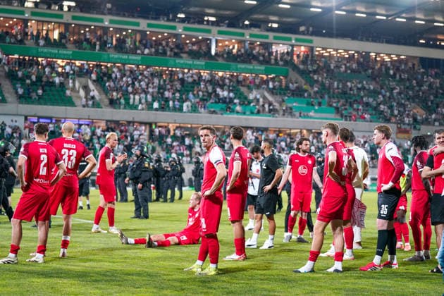 Germany Football 2 Bundesliga Relegation 2025 2026 SpVgg Greuther Fürth vs Rot Weiss Essen Sportpark Ronhof I Thomas Sommer Fürth Disappointment, sadness, tears, facial expressions, emotion among the players and coaches of RWE Copyright: xJOERANxSTEINSIEKx