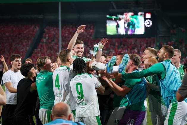 The Fuerth team celebrates their outgoing captain Branimir Hrgota 10 Spvgg Greuther Fuerth, Emotion, SpVgg Greuther Fuerth vs Rot Weiss Essen, Football, Men, Relegation, 2 Bundesliga, DFL, Season 2025 2026, Return match, 26 05 2026 DFB regulations prohibit any use of photographs as image sequences and or quasi video Fuerth Bayern Germany Copyright: xkolbert-press MartinxAgüerax