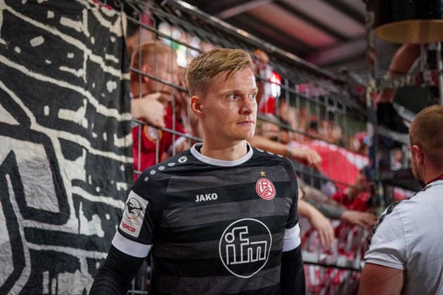 Germany Soccer 2 Bundesliga Relegation 2025 2026 SpVgg Greuther Fürth vs Rot Weiss Essen Sportpark Ronhof I Thomas Sommer Fürth Disappointment, sadness, tears, facial expression, facial expression, emotion at Jakob Golz Rot Weiss Essen, 1 Copyright: xJOERANxSTEINSIEKx