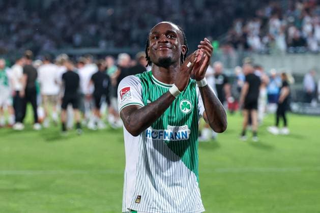 Noel Futkeu 9 Spvgg Greuther Fuerth is celebrated by the fans after the end of the match, final cheer, SpVgg Greuther Fuerth vs Rot Weiss Essen, football, men, relegation, 2 Bundesliga, DFL, season 2025 2026, return match, 26 05 2026 DFB regulations prohibit any use of photographs as image sequences and or quasi video Fuerth Bayern Germany Copyright: xkolbert-press MartinxAgüerax