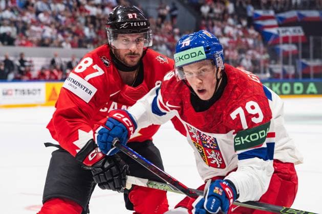 FRIBOURG, FRIBOURG - MAY 26: Sidney Crosby of Canada battles with Tomas Galvas of Czech Republic during the 2026 IIHF World Championship, WM, Weltmeisterschaft match between Czech Republic and Canada at BCF Arena on May 26, 2026 in Fribourg, Fribourg, Switzerland.  Copyright: xLivioxBaeriswylx xSPPx Sportspressphoto_SPR155001