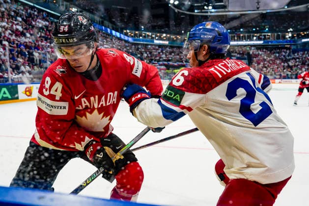 FRIBOURG, SWITZERLAND MAY 26 Porter Martone of Canada L against Jiri Tichacek of Czechia R during the 2026 IIHF Ice Hockey World Championship Switzerland game between Czechia and Canada at BCF Arena on May 26, 2026 in Fribourg, Fribourg Fribourg BCF Arena Fribourg Switzerland Copyright: xJustPictures.ch JarixPestelaccix jp-en-EuSpIm-JP6_JAR_Czechia_Canada_26May2026_00164