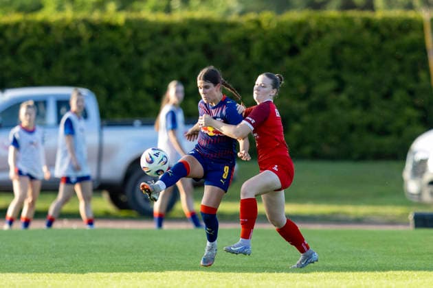 Regionalliga Nordost Frauen 1 FFV Erfurt vs RB Leipzig II Erfurt 26 05 2026 Leonie Preußler 8 RasenBallsport Leipzig II vs Tamara Stahl 2 1 FFV Erfurt Regionalliga Nordost Frauen 1 FFV Erfurt vs RB Leipzig II Sportforum Johannesplatz Erfurt 26 05 2026 Copyright: xBEAUTIFULxSPORTS Duehringx
