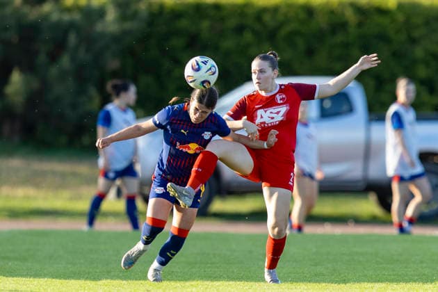 Regionalliga Nordost Frauen 1 FFV Erfurt vs RB Leipzig II Erfurt 26 05 2026 Leonie Preußler 8 RasenBallsport Leipzig II vs Tamara Stahl 2 1 FFV Erfurt Regionalliga Nordost Frauen 1 FFV Erfurt vs RB Leipzig II Sportforum Johannesplatz Erfurt 26 05 2026 Copyright: xBEAUTIFULxSPORTS Duehringx