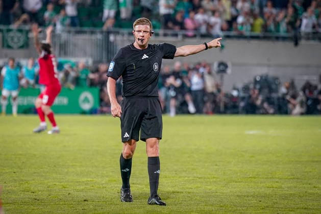 Germany Soccer 2 Bundesliga Relegation 2025 2026 SpVgg Greuther Fürth vs Rot Weiss Essen Sportpark Ronhof I Thomas Sommer Fürth Referee Robert Schröder Hannover Copyright: xJOERANxSTEINSIEKx