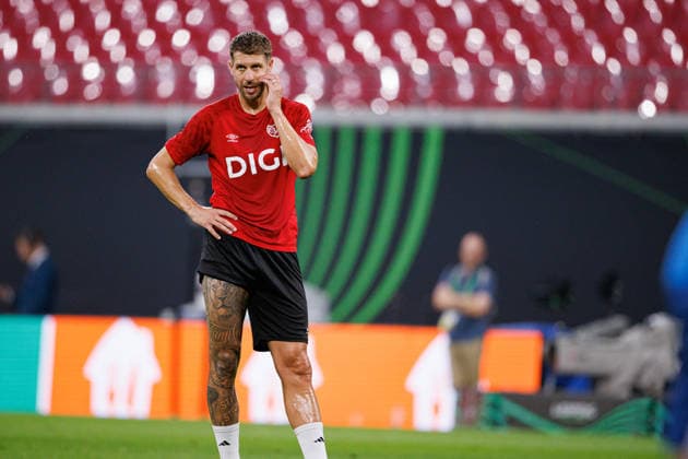 Florian Lejeune seen during the Rayo Vallecano de Madrid Official Training Session before UEFA Conference League 2026 final (Maciej Rogowski Ball Raw Images) Leipzig Red Bull Arena Germany Copyright: xMaciejxRogowskix maciejrogowski_26_05_2026_small-97