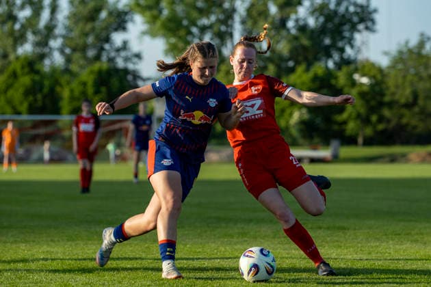 Regionalliga Nordost Frauen 1 FFV Erfurt vs RB Leipzig II Erfurt 26 05 2026 Alexandra Scheffler 9 RasenBallsport Leipzig II vs Pia Huck 21 1 FFV Erfurt Regionalliga Nordost Frauen 1 FFV Erfurt vs RB Leipzig II Sportforum Johannesplatz Erfurt 26 05 2026 Copyright: xBEAUTIFULxSPORTS Duehringx