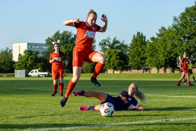 Regionalliga Nordost Frauen 1 FFV Erfurt vs RB Leipzig II Erfurt 26 05 2026 Pia Huck 21 1 FFV Erfurt vs Charlotte Heckler 7 RasenBallsport Leipzig II Regionalliga Nordost Frauen 1 FFV Erfurt vs RB Leipzig II Sportforum Johannesplatz Erfurt 26 05 2026 Copyright: xBEAUTIFULxSPORTS Duehringx
