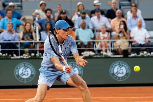PARIS, FRANCE - MAY 26: Jannik Sinner of Italy in action against Clement Tabur of France in the Men s Singles First Round match on Day Three of the 2026 French Open at Roland Garros on May 26, 2026 in Paris, France. (Photo by Pauline FIGUET SPP)  Copyright: xPaulinexFIGUETx xSPPx Sportspressphoto_SPR155130