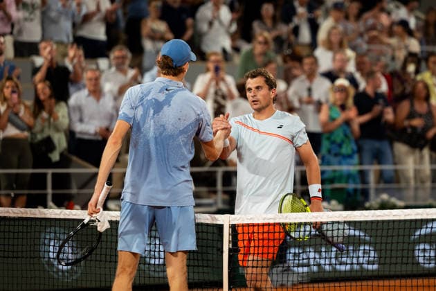 PARIS, FRANCE - MAY 26: Jannik Sinner of Italy salutes Clement Tabur of France in the Men s Singles First Round match on Day Three of the 2026 French Open at Roland Garros on May 26, 2026 in Paris, France. (Photo by Pauline FIGUET SPP)  Copyright: xPaulinexFIGUETx xSPPx Sportspressphoto_SPR155177