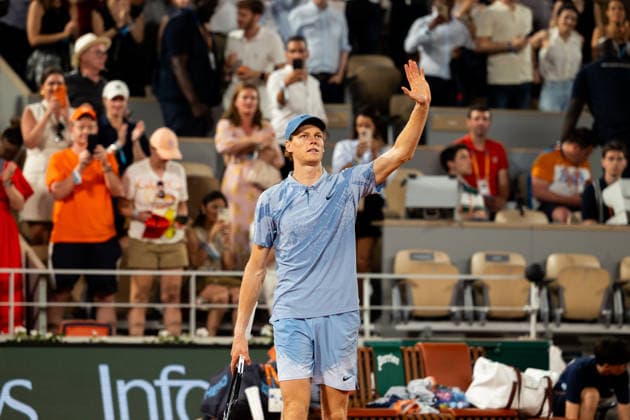 PARIS, FRANCE - MAY 26: Jannik Sinner of Italy celebrates with the fans after winning against Clement Tabur of France in the Men s Singles First Round match on Day Three of the 2026 French Open at Roland Garros on May 26, 2026 in Paris, France. (Photo by Pauline FIGUET SPP)  Copyright: xPaulinexFIGUETx xSPPx Sportspressphoto_SPR155179