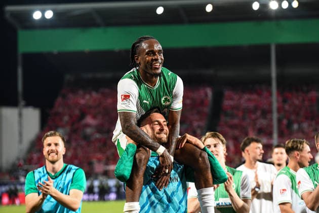 Relegation, SpVgg Greuther Fuerth vs. Rot-Weiss Essen Football, 2nd Bundesliga Relegation, SpVgg Greuther Fuerth vs. Rot-Weiss Essen 26 May 2026 Sportpark Ronhof Thomas Sommer, Fuerth, Germany Image: Noel Futkeu (Fürth) celebrating with the fan block. DFL regulations prohibit any use of photographs as image sequences and or quasi-video. Copyright: xPresseFotoxEvansx xRyanxEvansx