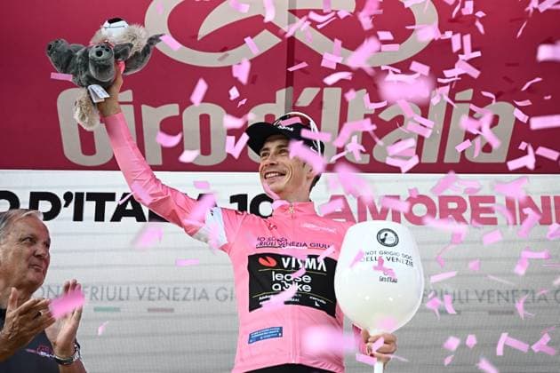 May 26, 2026, Cari, Italy: Danish rider JONAS VINGEGAARD of Team Visma Lease A Bike wearing the overall leader s pink jersey, celebrates on the podium after winning the 16th stage of the 109 Giro d Italia over 113 km from Bellinzona to Cari . Cycling 2026: Giro D Italia: Stage 16  - ZUMAa110 20260526_zaf_a110_030 Copyright: xLucaxZennarox