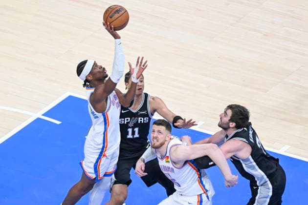 NBA, Basketball Herren, USA West Conference Finals Game 5 - San Antonio Spurs at Oklahoma City Thunder Oklahoma City Thunder guard Shai Gilgeous-Alexander (L) shoots against San Antonio Spurs forward Carter Bryant (2-L) during Game 5 of the NBA West Conference Finals between Oklahoma City Thunder and San Antonio Spurs in Oklahoma City, USA, 26 May 2026. Oklahoma City OKLAHOMA United States  Copyright: xMANUELAxSOLDIx